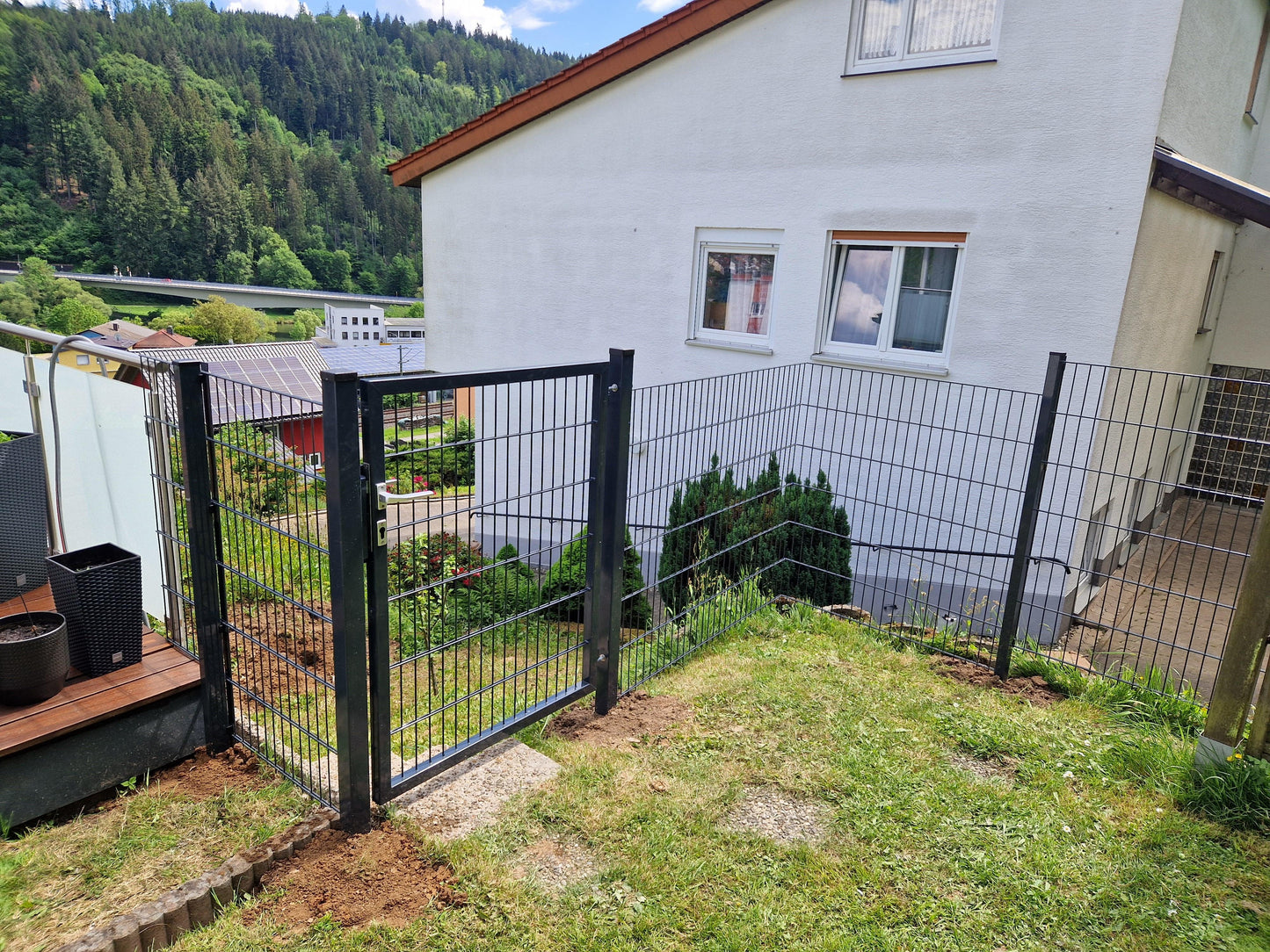 Doppelstabmattenzaun aus Metall als Zaunanlage mit Tor im Garten – MY-Zaunsysteme