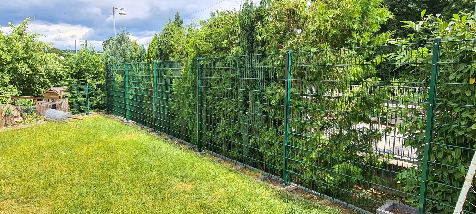 Doppelstabmattenzaun aus Metall als Zaunanlage im Garten vor Hecken – MY-Zaunsysteme