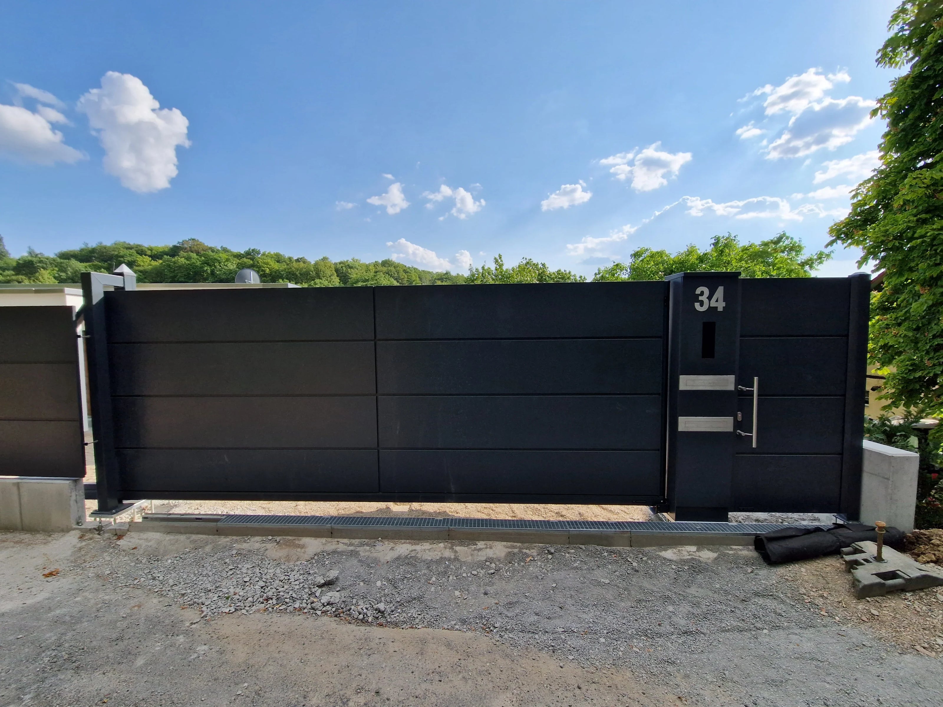 Moderne Metallzaunanlage mit Tor und Hausnummer 34, Sichtschutz für Grundstück – MY-Zaunsysteme