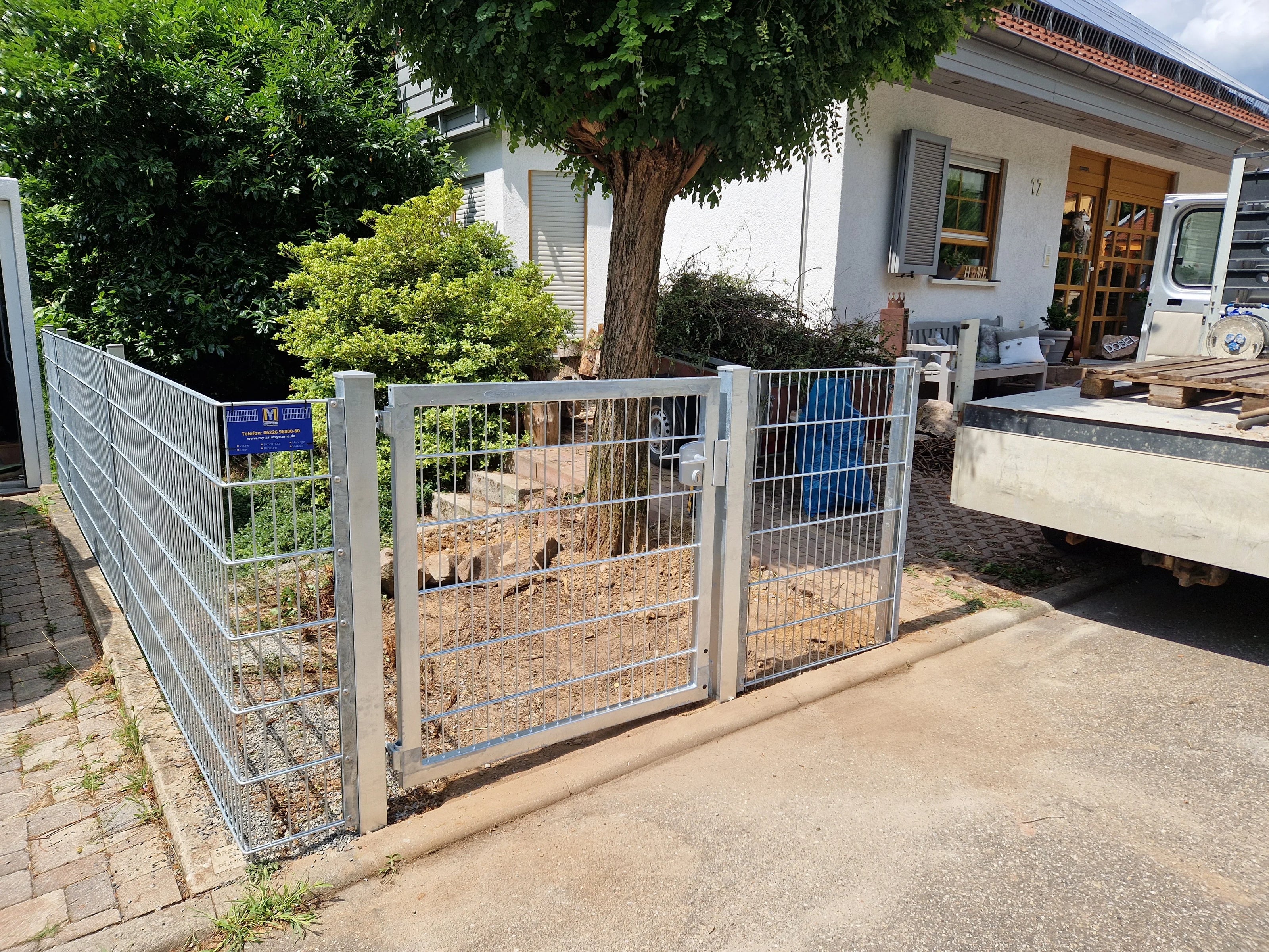 Doppelstabmattenzaun aus Metall als stabile Zaunanlage vor einem Haus – MY-Zaunsysteme