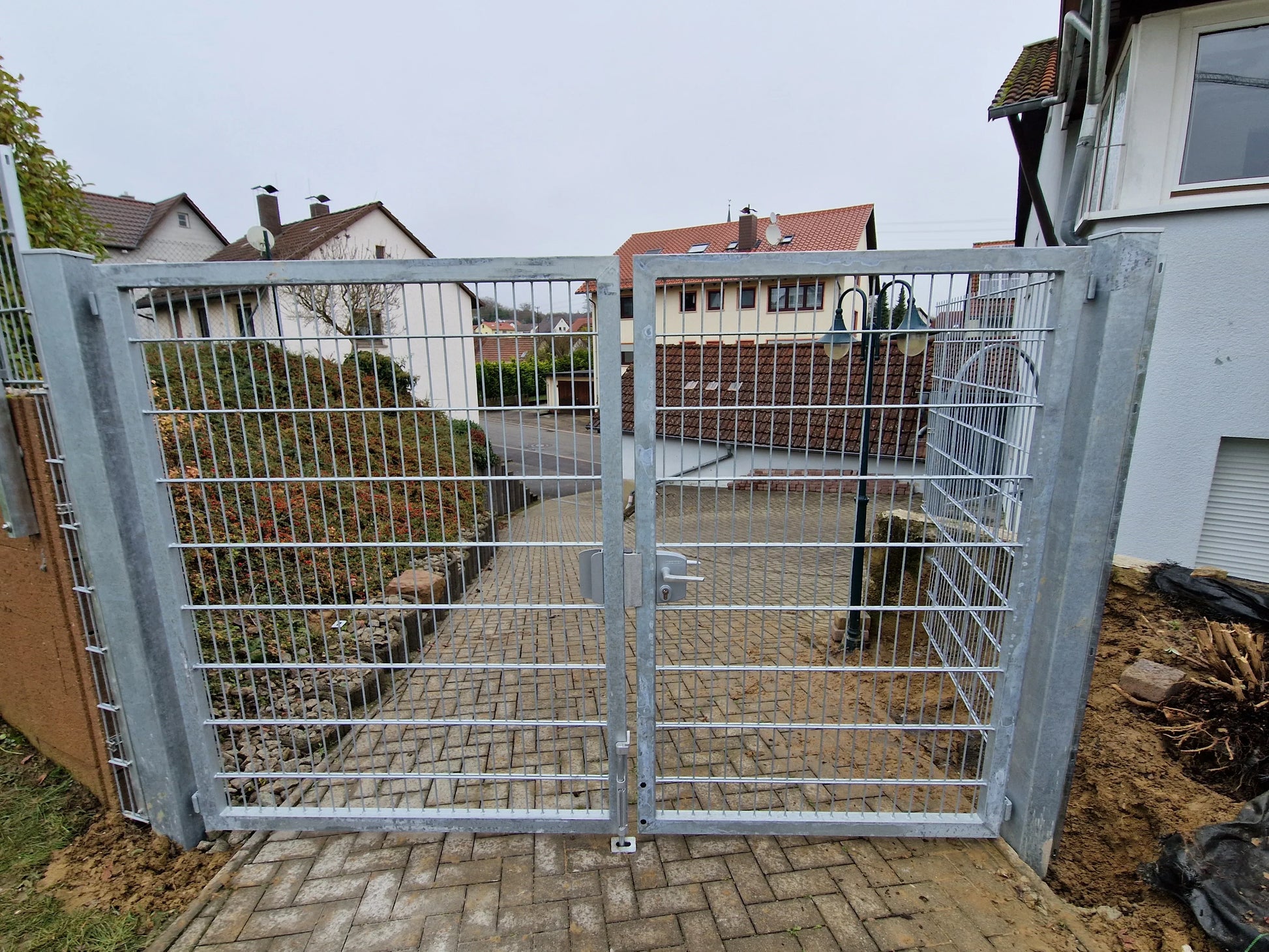 Doppelstabmattenzaun Tor aus Metall zur Grundstückssicherung als Zaunanlage – MY-Zaunsysteme