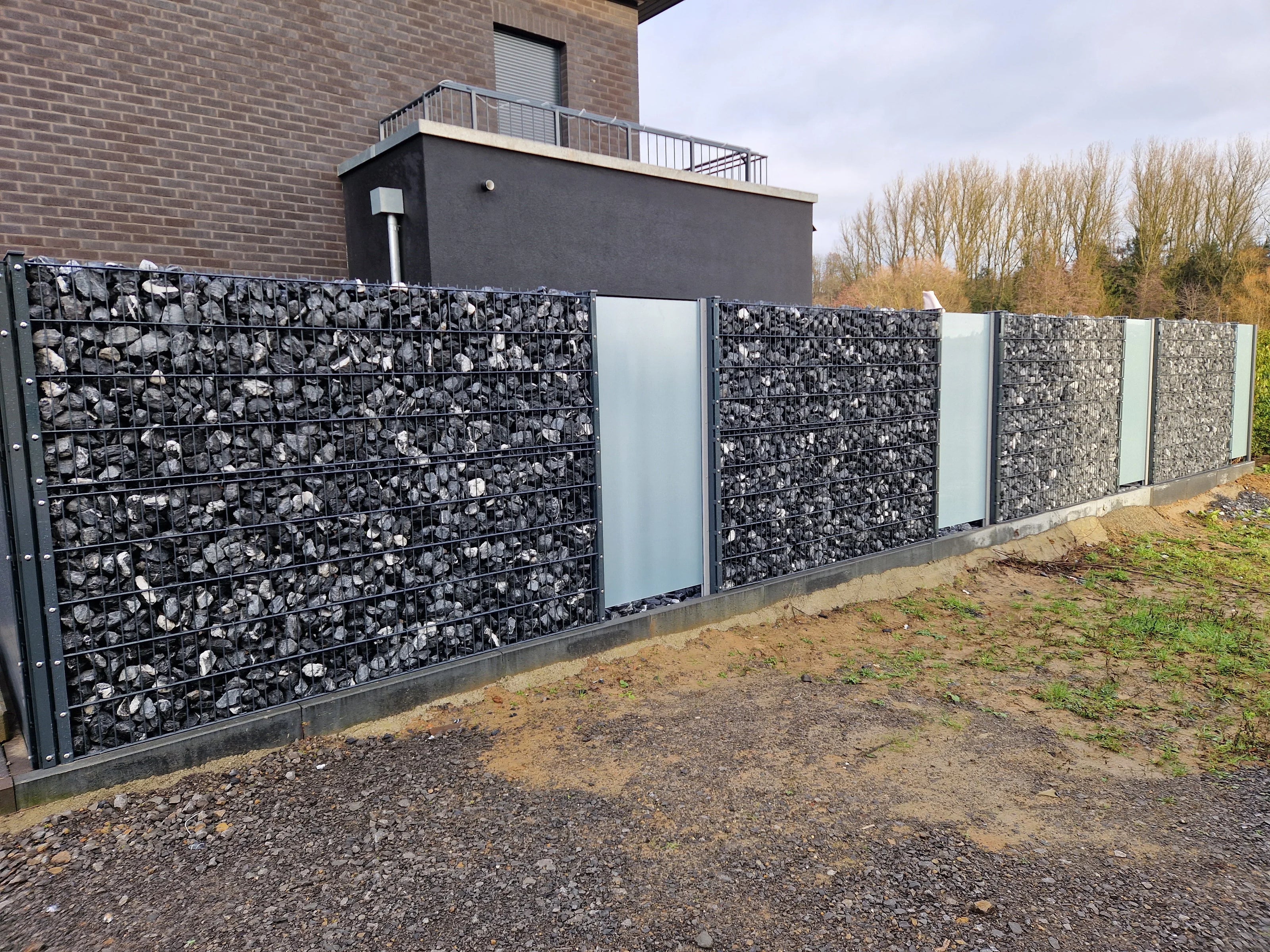 Gabionenzaun aus Metall mit Steinen, moderner Sichtschutz Zaunanlage – MY-Zaunsysteme