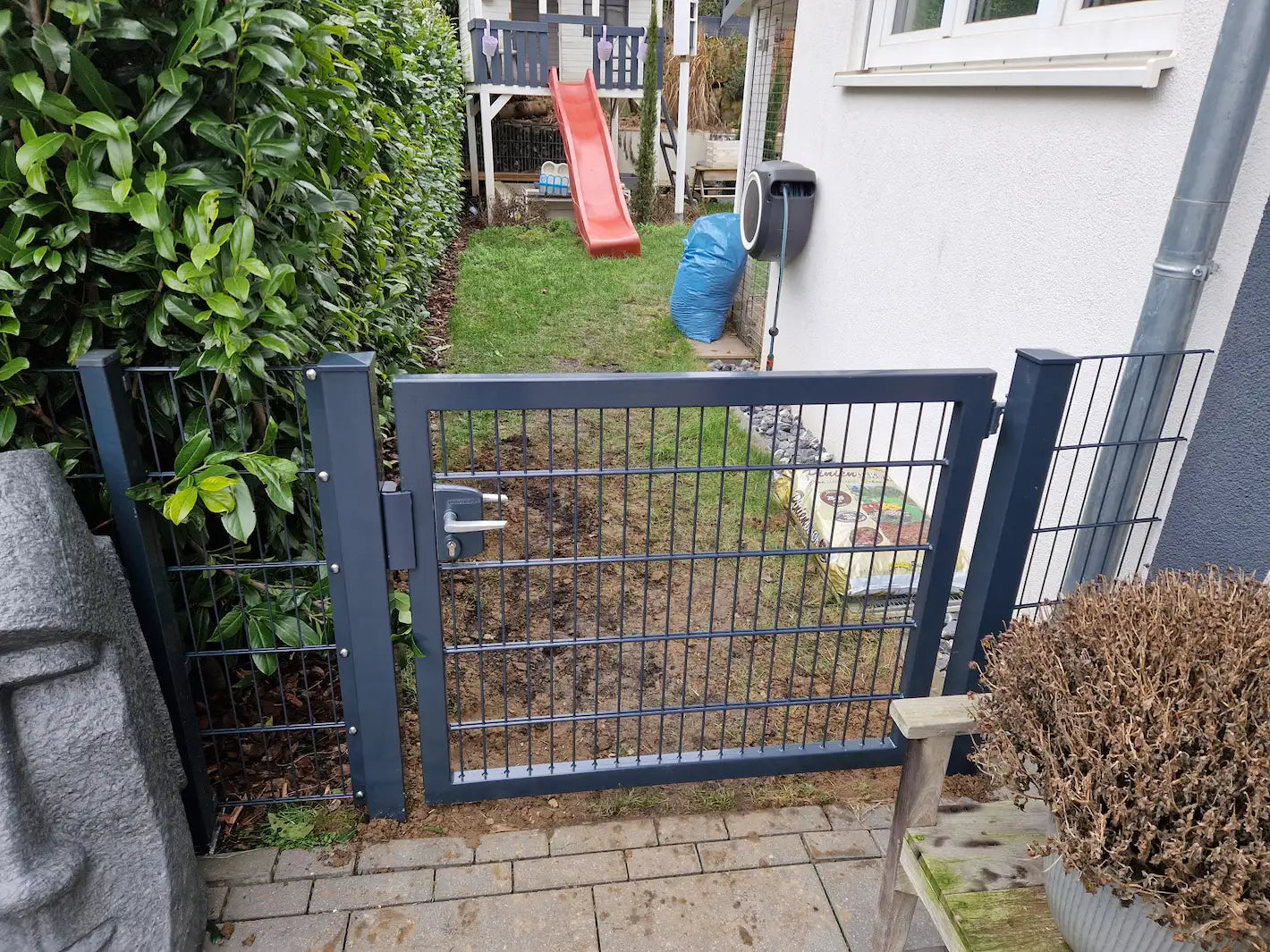 Doppelstabmatten Zauntor aus Metall als Zaunanlage im Garten montiert – MY-Zaunsysteme