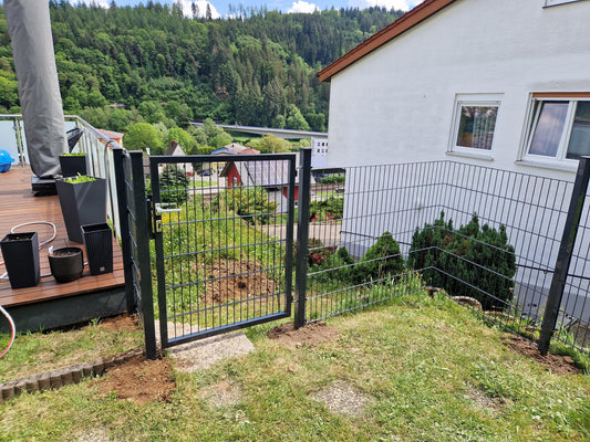 Doppelstabmattenzaun aus Metall mit Gartentor als Zaunanlage im Garten – MY-Zaunsysteme