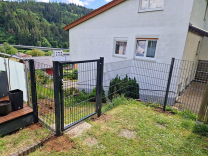Doppelstabmattenzaun aus Metall als Zaunanlage mit Tor im Garten – MY-Zaunsysteme