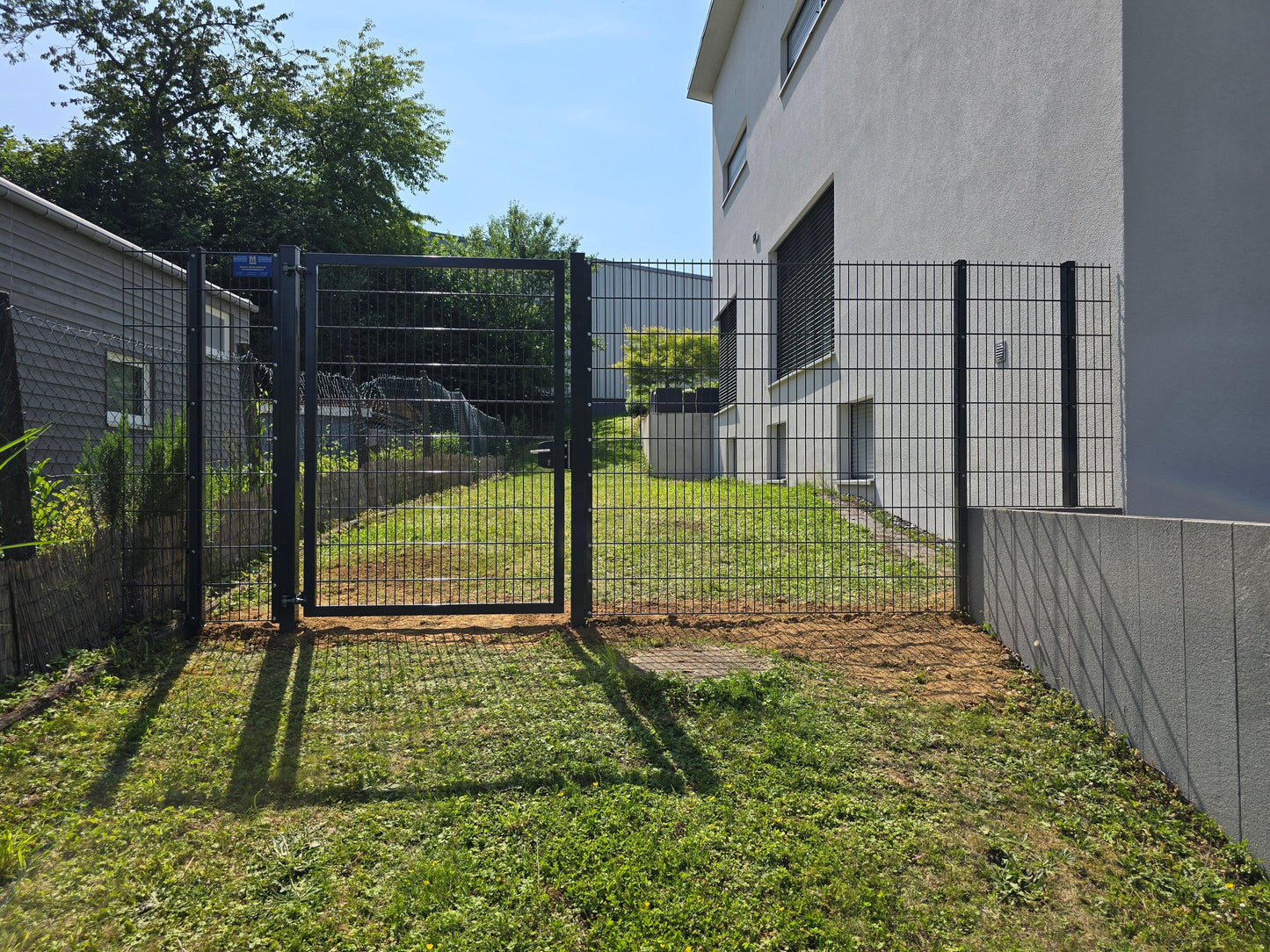 Doppelstabmattenzaun aus Metall mit Toranlage für Grundstücksschutz als Zaunanlage – MY-Zaunsysteme