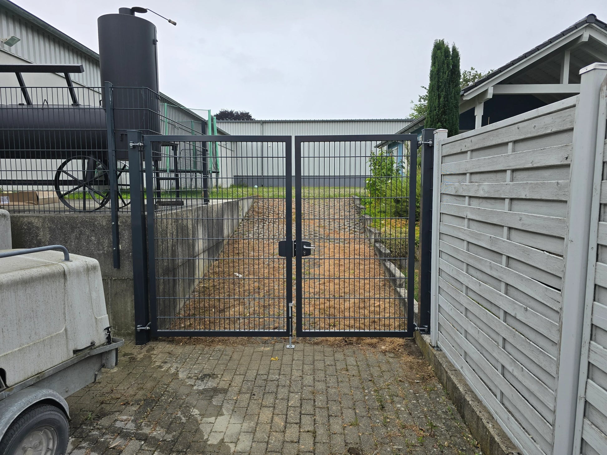 Doppelstabmatten-Tor aus Metall, ideal als Zaunanlage für Grundstückseingänge – MY-Zaunsysteme