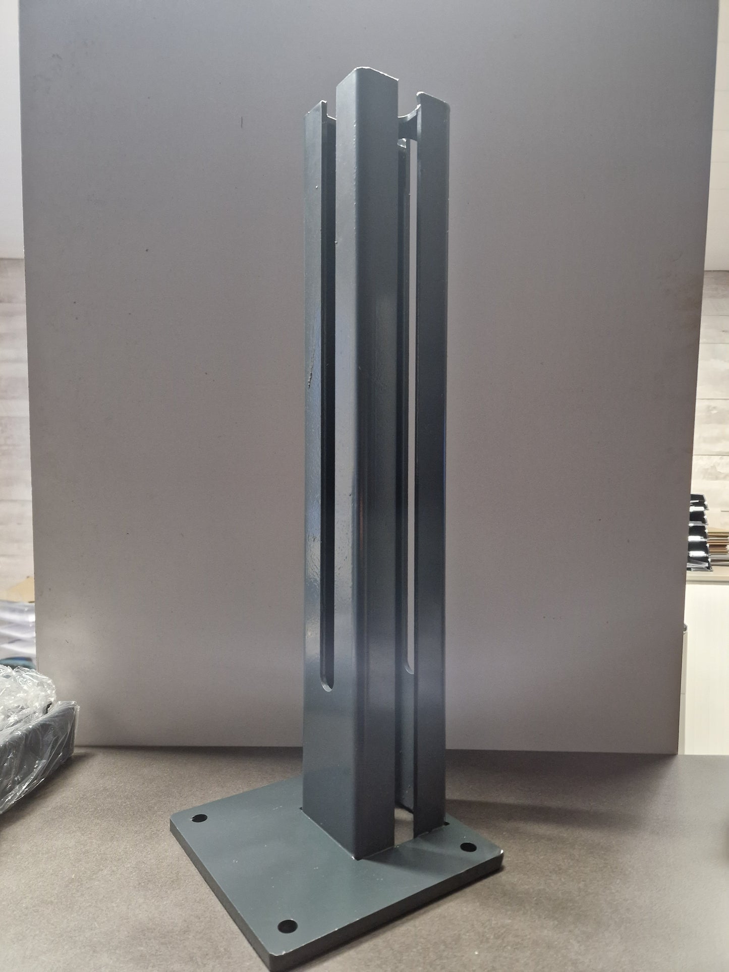 Fussplatte 100x100 RAL 7016 aus Metall für Zaunanlage, Sockelplatte stabil – MY-Zaunsysteme