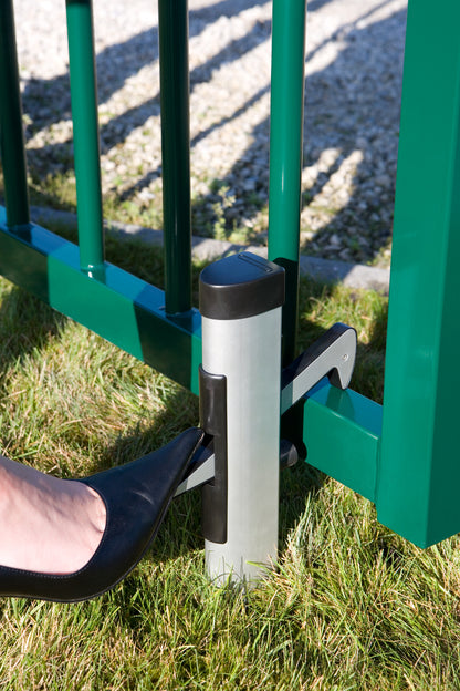 Torantrieb aus Metall für Zaunanlage, Fußbedienung an grünem Gartentor – MY-Zaunsysteme