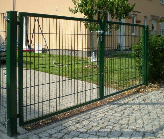 Doppelstabmatten Tor aus grünem Metall für moderne Zaunanlage im Garten – MY-Zaunsysteme