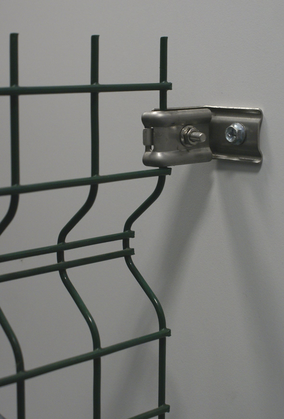 Torwinkel aus Metall zur Befestigung von Doppelstabmatten für Zaunanlagen – MY-Zaunsysteme