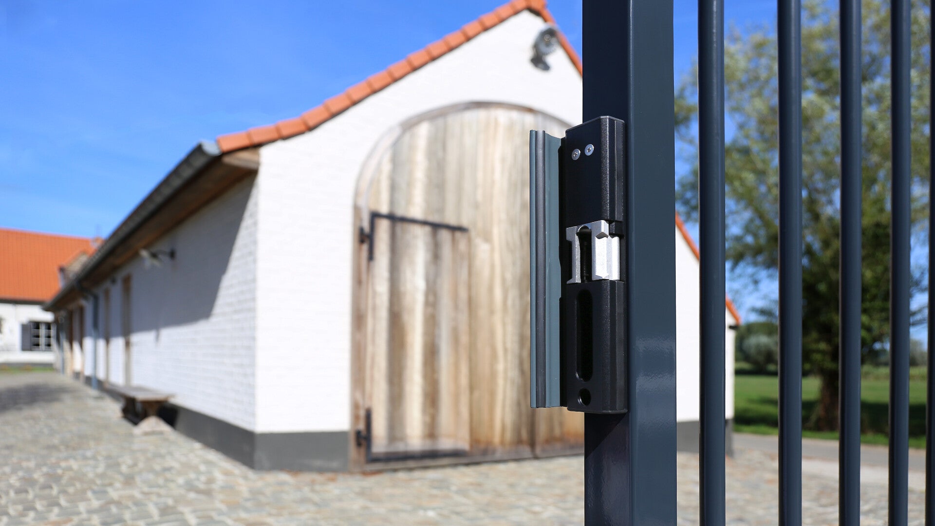 MODULEC SA Torverschluss aus Metall an anthrazitfarbener Zaunanlage, ideal für Hoftore – MY-Zaunsysteme