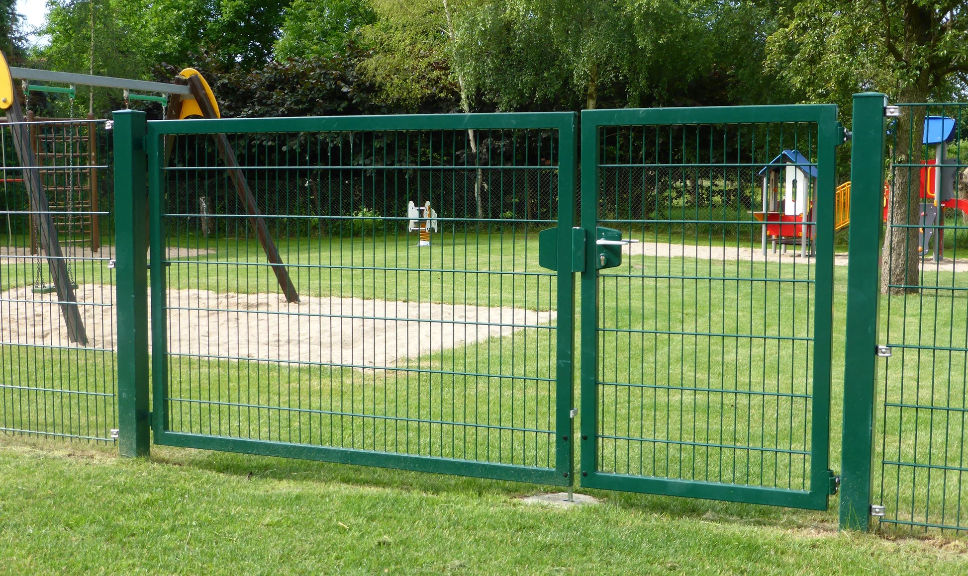 Doppelflügeltor aus Metall für Zaunanlage, ideal für Spielplatz – MY-Zaunsysteme