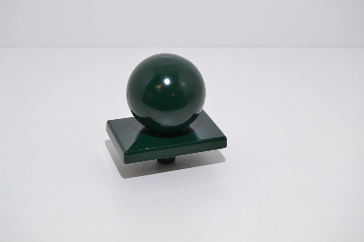 Pfostenkappe Kugel grün aus Metall für Zaunanlage – MY-Zaunsysteme