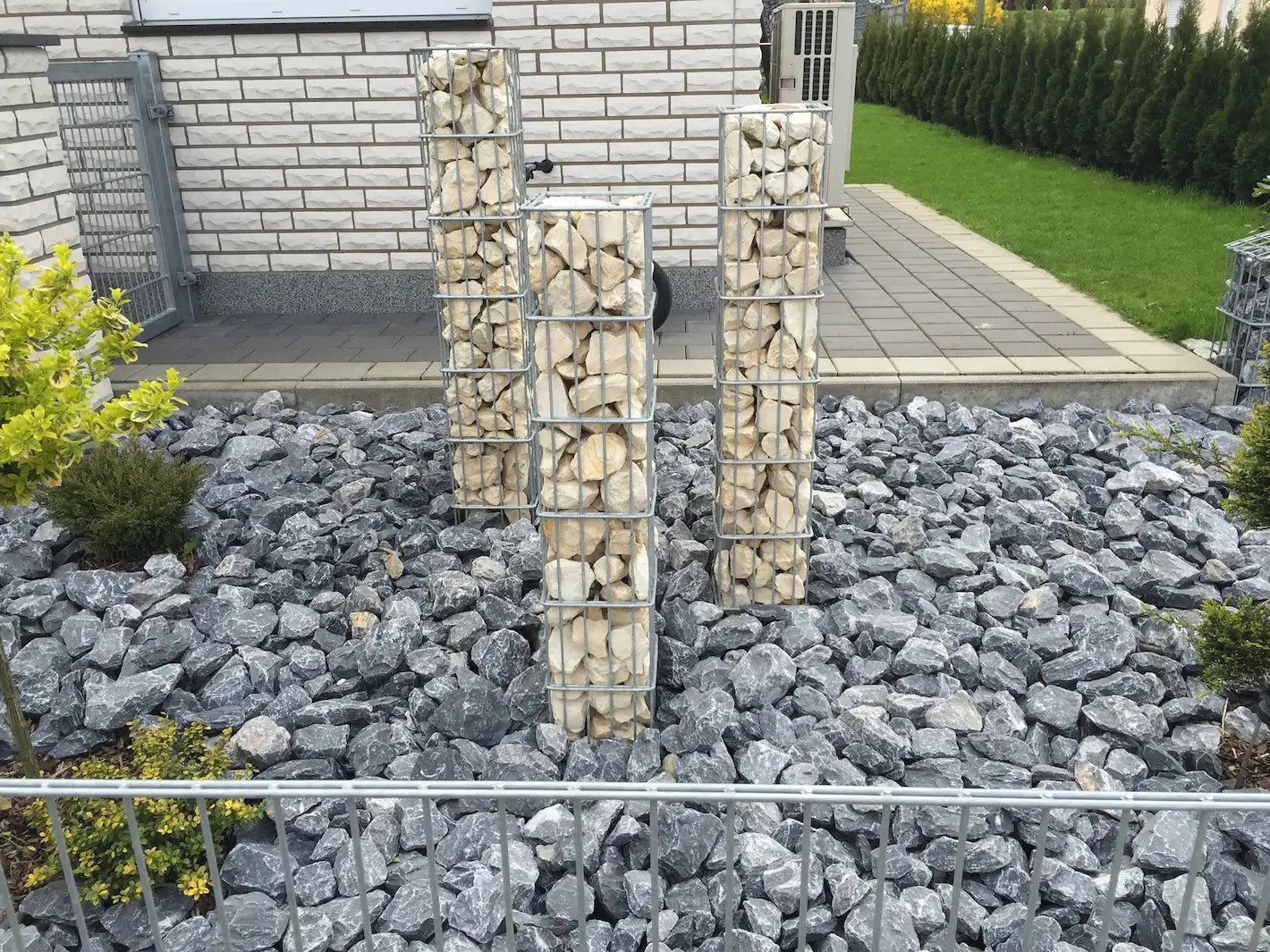 Ranksäulen aus Metall und Steinen als Zaunanlage für den Garten – MY-Zaunsysteme