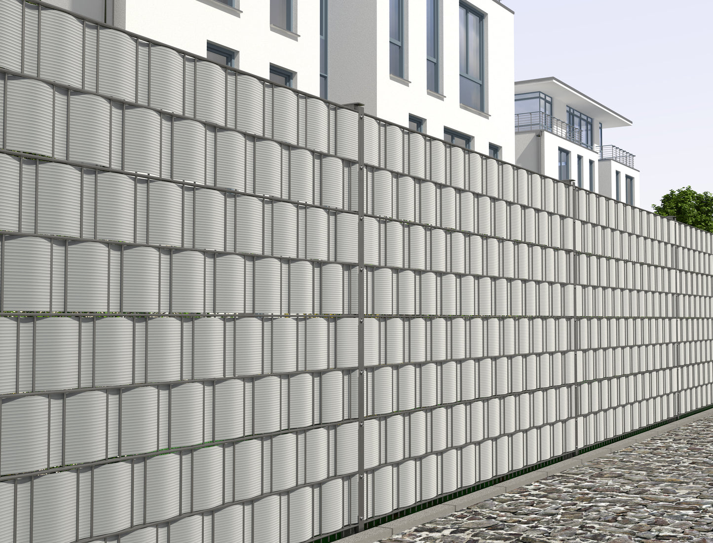 Sichtschutz 1630 Z profiliert aus Metall als moderne Zaunanlage vor Wohngebäude – MY-Zaunsysteme