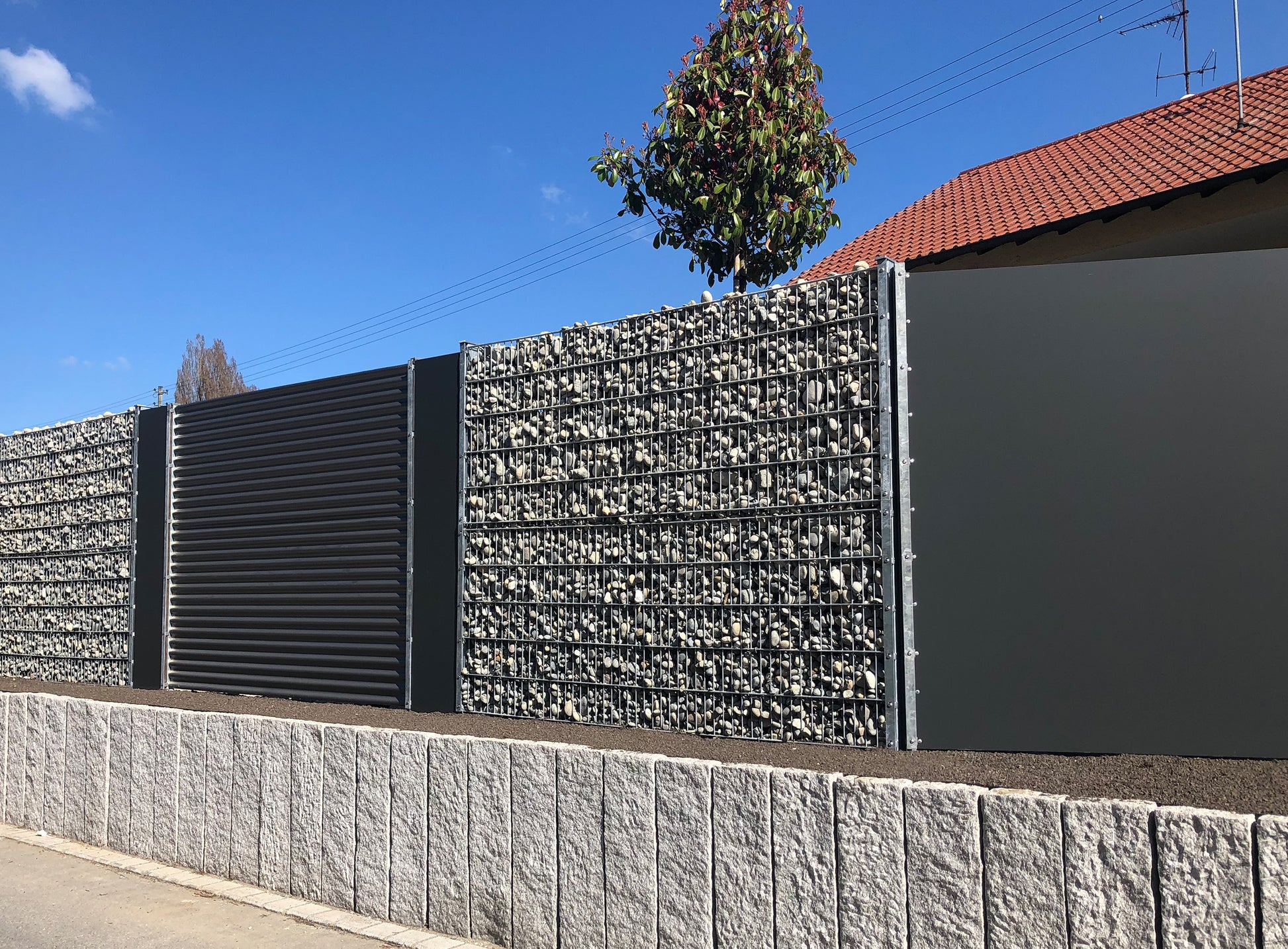 Gabionen-Zaunanlage aus Metall und Steinen als Sichtschutz im Außenbereich – MY-Zaunsysteme