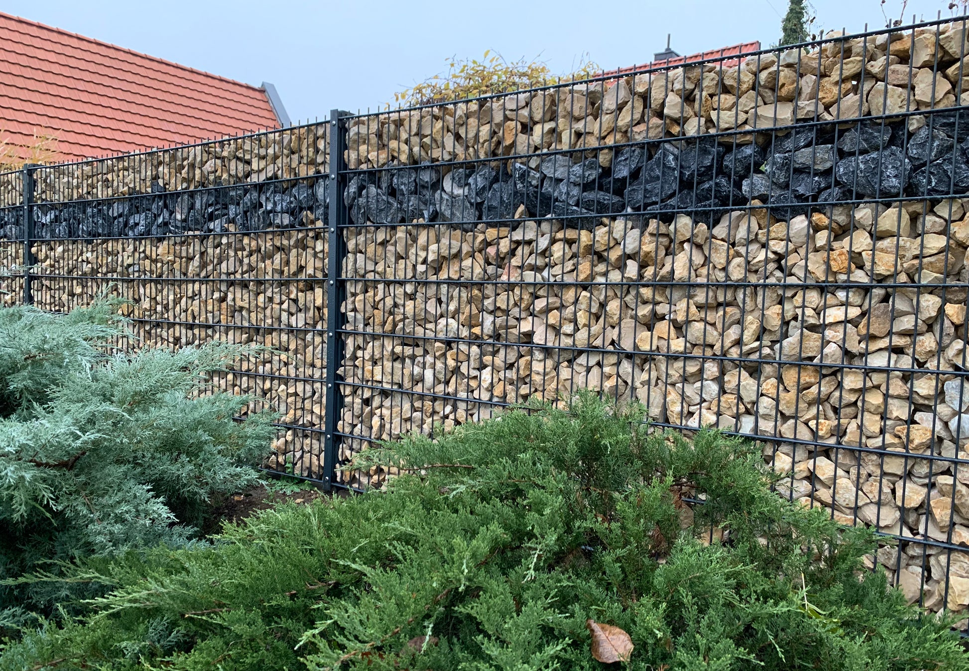 Gabionen-Zaunanlage aus Metall mit Natursteinen für Grundstücksabgrenzung – MY-Zaunsysteme