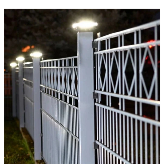 Zaunleuchte aus Metall für Zaunanlage, modernes Design, Montage auf Zaunpfosten – MY-Zaunsysteme