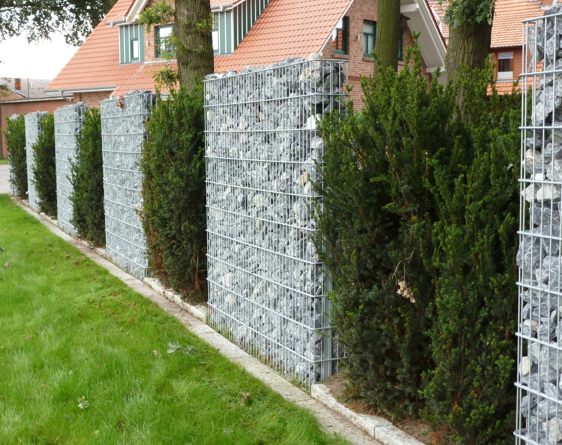 Gabionenzaun aus Metall mit Steinen als Zaunanlage im Garten – MY-Zaunsysteme